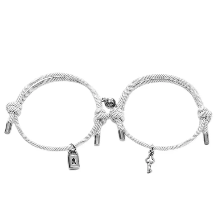 Gold Shield Pulseras de pareja Earrings