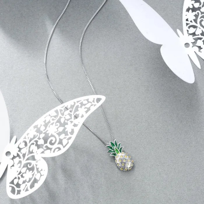 Juego de aretes y collar con dije de pia Gold Shield Earrings