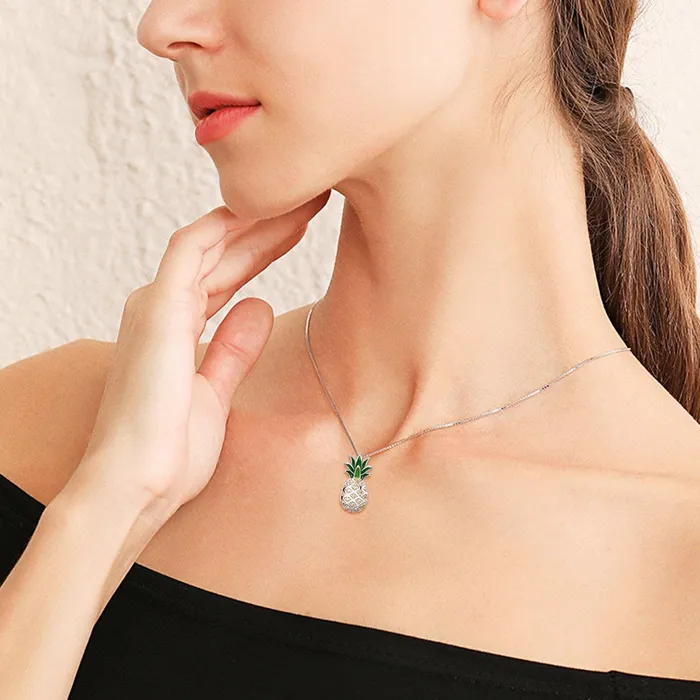 Juego de aretes y collar con dije de pia Gold Shield Earrings