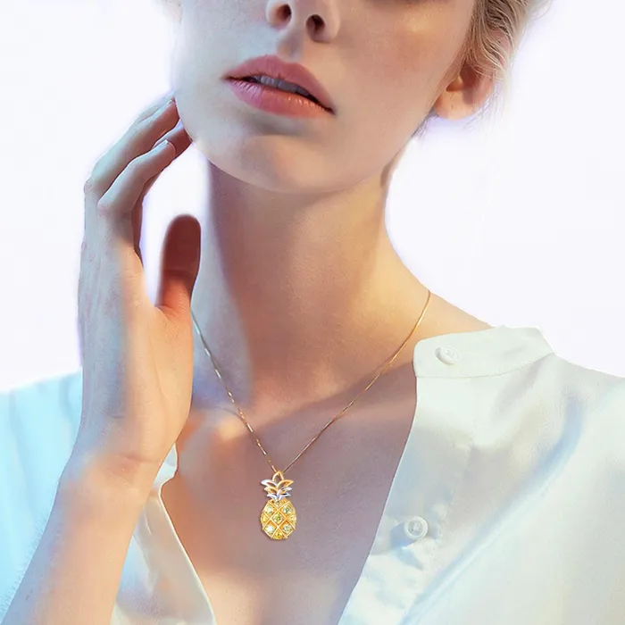 Juego de aretes y collar con dije de pia Gold Shield Earrings