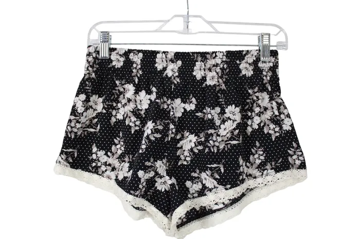 Rings Forever 21 Forever 21 Black Floral Shorts S
